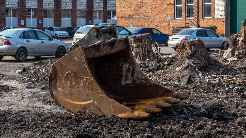 Ковш экскаватора. На заднем плане справа — бывшая литейная мастерская, слева — бывшая обрубная мастерская постройки 1915–1916 годов.📷Фото: Константин Франовский / Коммерсантъ