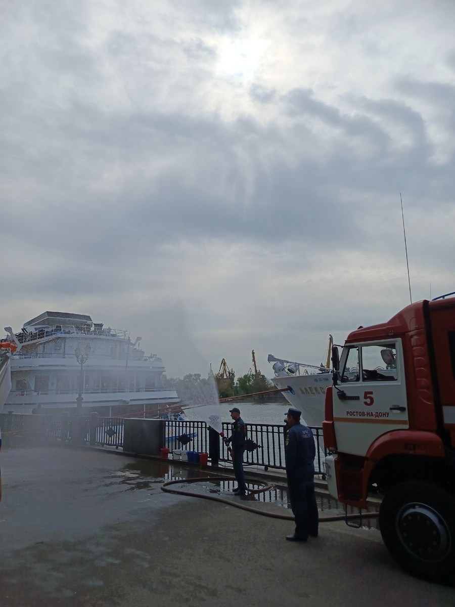 Дождь мог полить как из ведра! Ну или как из брандспойта пожарной машины!😱