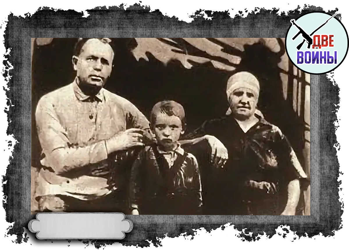 Горбачёв с родителями. Фото в свободном доступе.