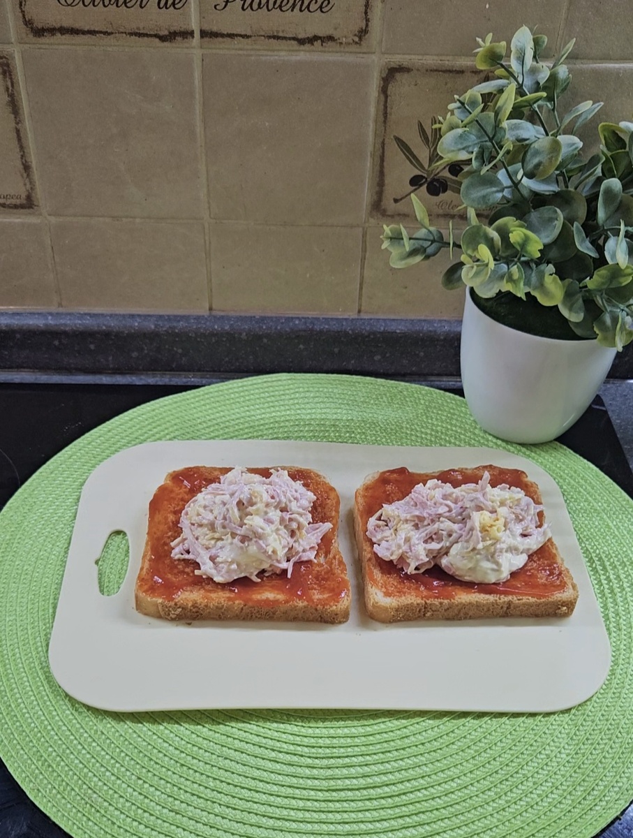 Процесс приготовления горячих бутербродов