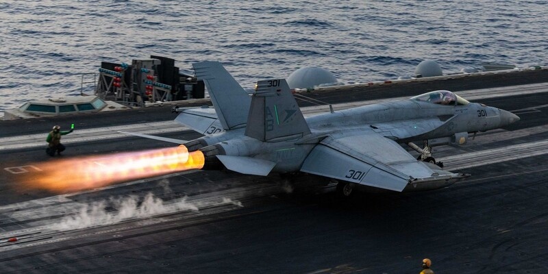 Старт истребителя с авианосца  фото: картинки яндекса.