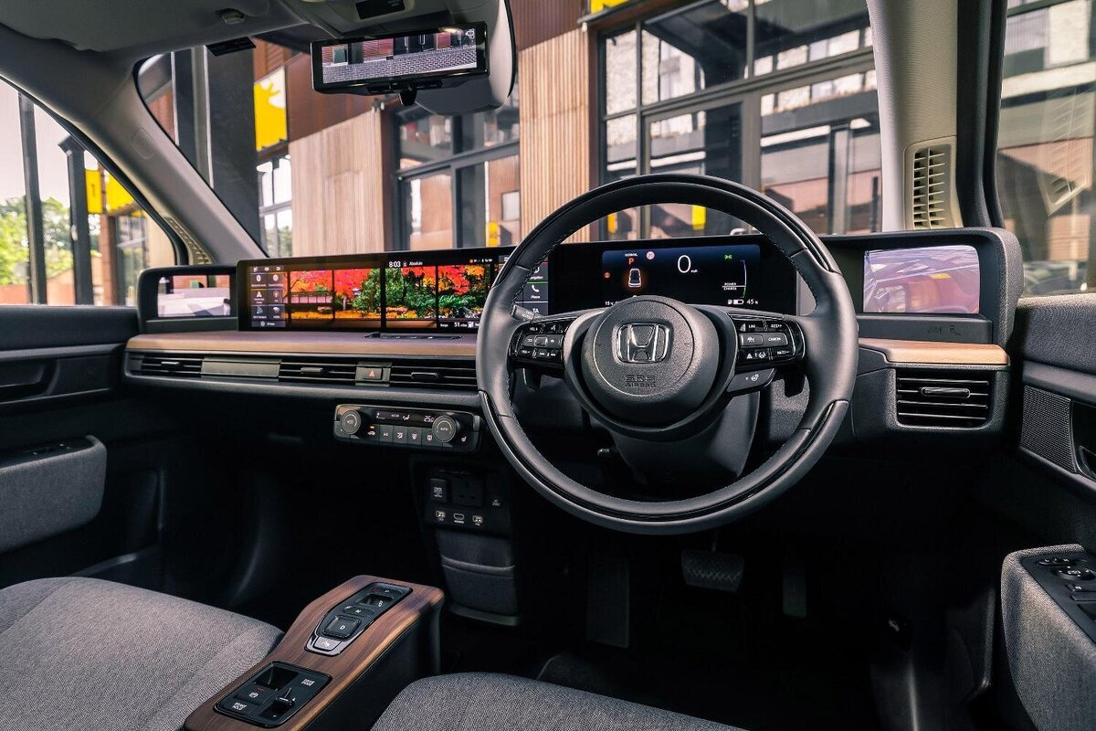 Интерьер поражал цифровым минимализмом: пять экранов на панели, включая дисплеи для боковых камер и сенсорную панель управления.