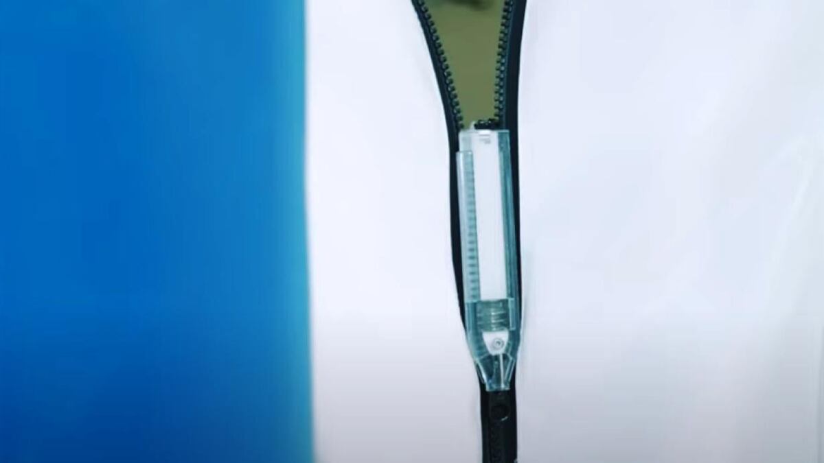 Компания YKK, лидер рынка застежек-молний, ​​изобрела "моторизованную версию" застёжки-молнии