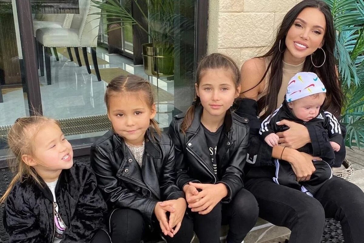    Оксана Самойлова с детьми.