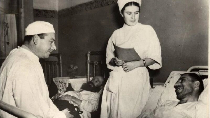     Александр Чеглецов на обходе пациентов. БСМП.