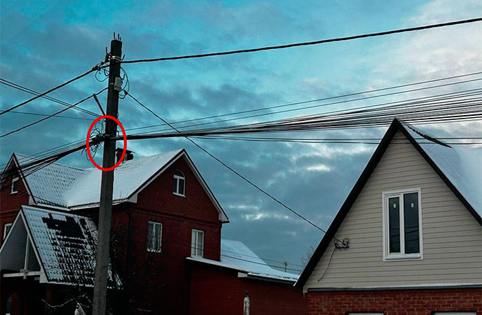    Кабели провайдеров на опоре линии электропередачи. Фото: пресс-служба ПАО «Россети»