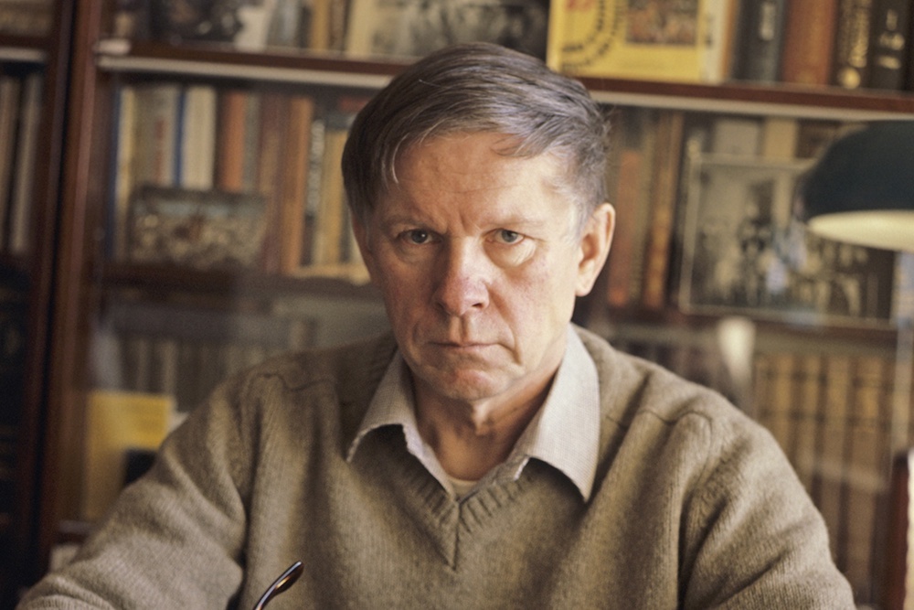 Василь Быков - один из ярчайших представителей "лейтенантской" прозы, писатель, знавший, что такое война, не по наслышке. 