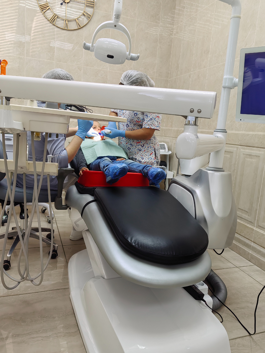 Рома в стоматологическом кресле.