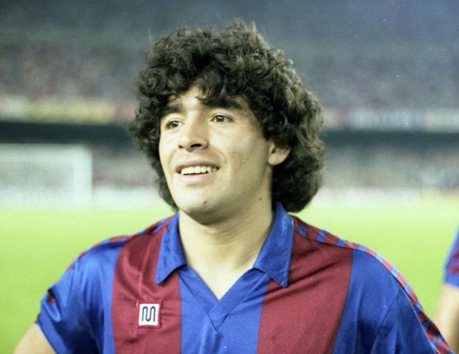 • Сезон 1982/83 годов стал для ДИЕГО МАРАДОНЫ первым в европейской футболе и получился довольно урожайным. В составе "сине-гранатовых" аргентинец выиграл Кубок и Суперкубок Испании, а также Кубок лиги. 