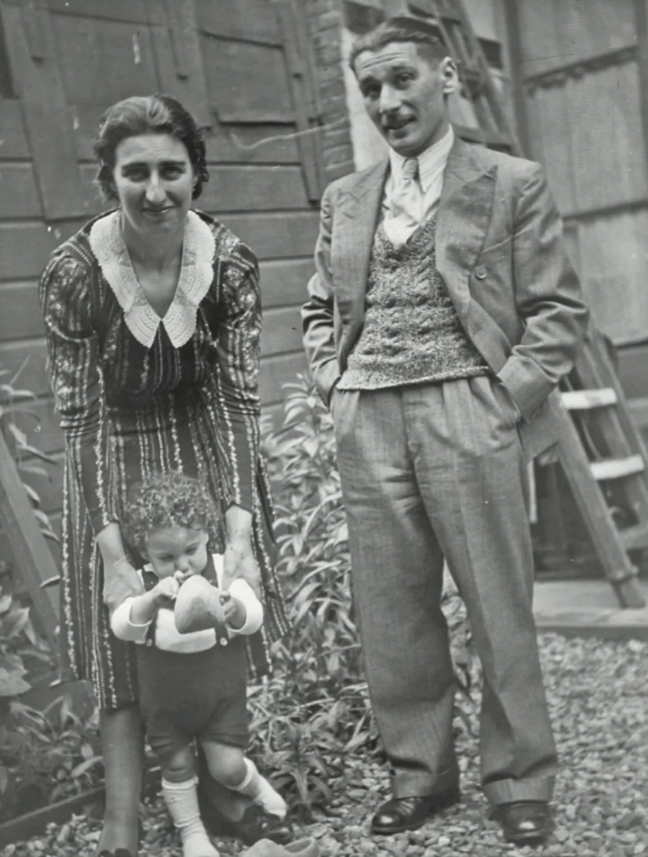 Леон с женой Эстер и сыном Барни