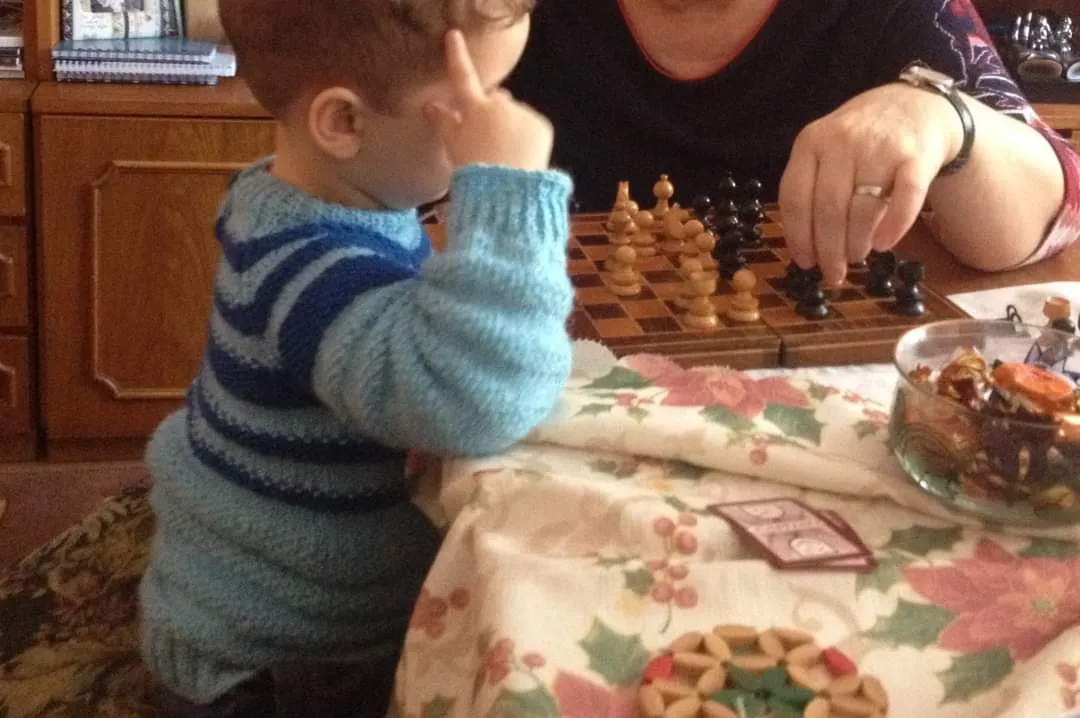 Фото: мой сын учится играть в шахматы с Буни. Фото автора