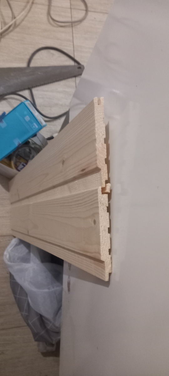 Вагонка- ширина одной шт.где-то 10см.На фото 2шт.соеденены паз в паз.