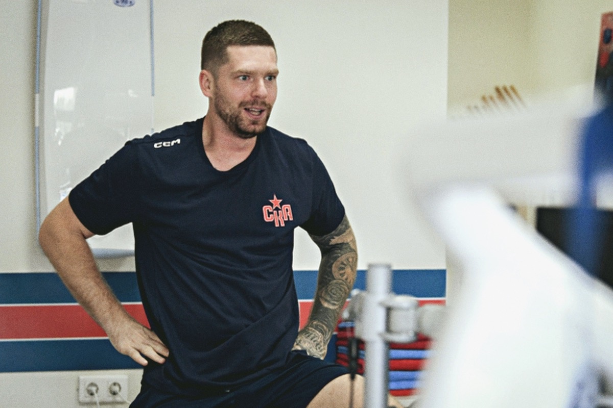 Клуб Романа Ротенберга, с учётом их почти неограниченных бюджетов, подписал к себе Евгения за предположительную сумму в миллиард рублей за 4 года