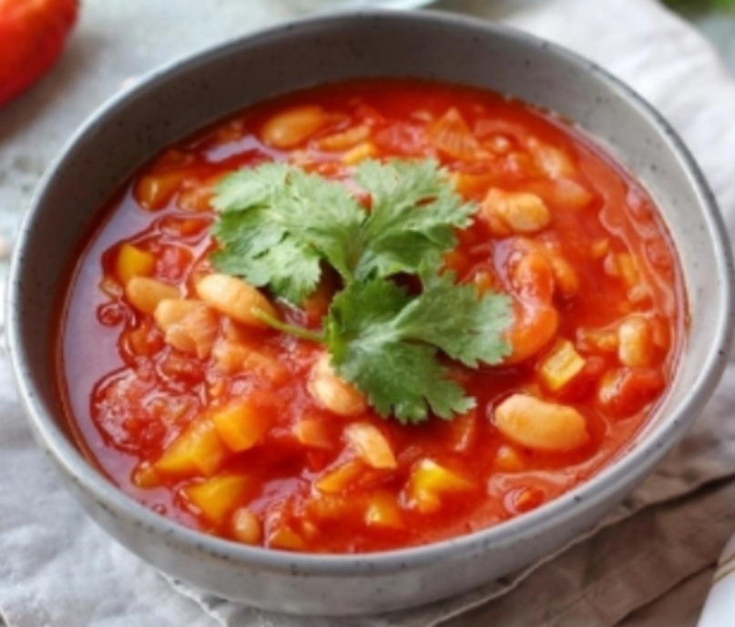 Густой красный суп с белой фасолью и зеленью