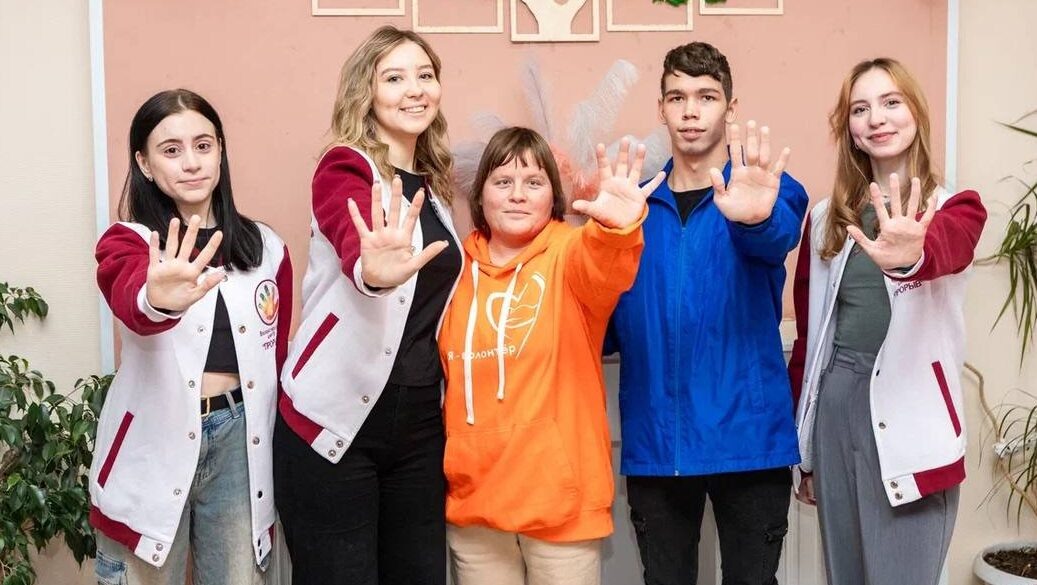    Студентки Екатерина Цыннова, Елизавета Молчанова и Алевтина Широкина вместе с подопечными. Фото из архива проекта