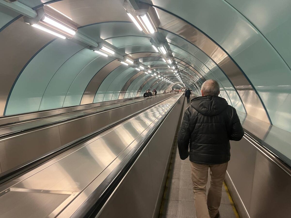 В Петербурге на станции метро «Удельная» после реставрации три из четырех эскалаторов снова работают.  Фото: Фото: ФедералПресс / Анна Крючкова