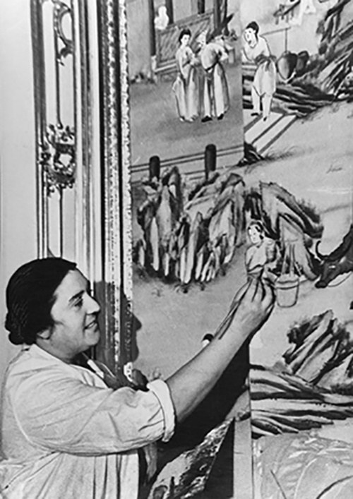 Художник-реставратор Анастасия Борисовна Васильева за реставрацией шелковых панно в Диванной комнате Большого петергофского дворца. 1967. Фотография  Зверева Б. ГМЗ Пф КП 94811 