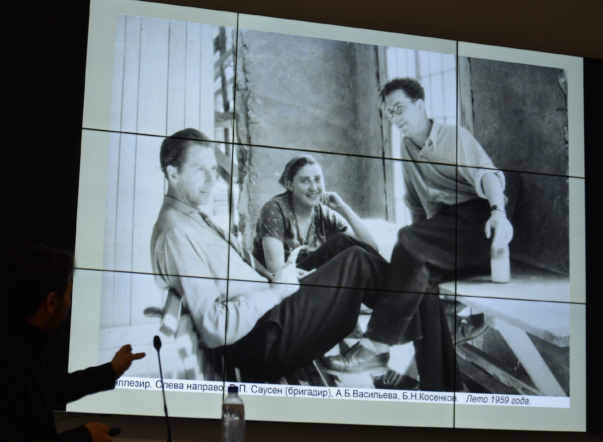 В Монплезире. Фотография с экрана на семинаре в Петергофе, посвященному реставраторам Ораниенбаума, участником которого с докладом об А.Б.Васильевой  я был приглашен в ноябре 2024 года