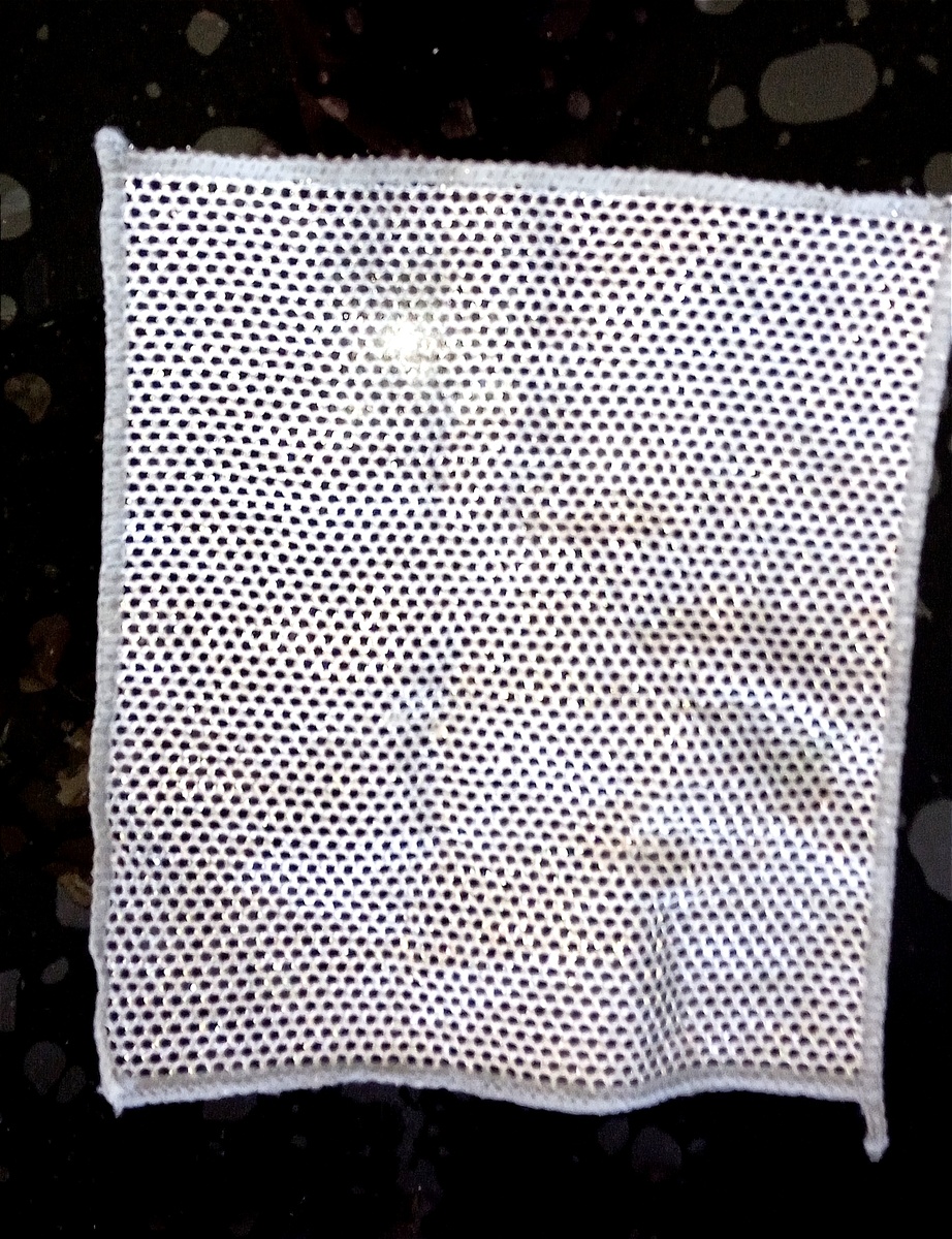 Прекрасно снимает верхний слой,если он не заламинирован до состояния пластика.