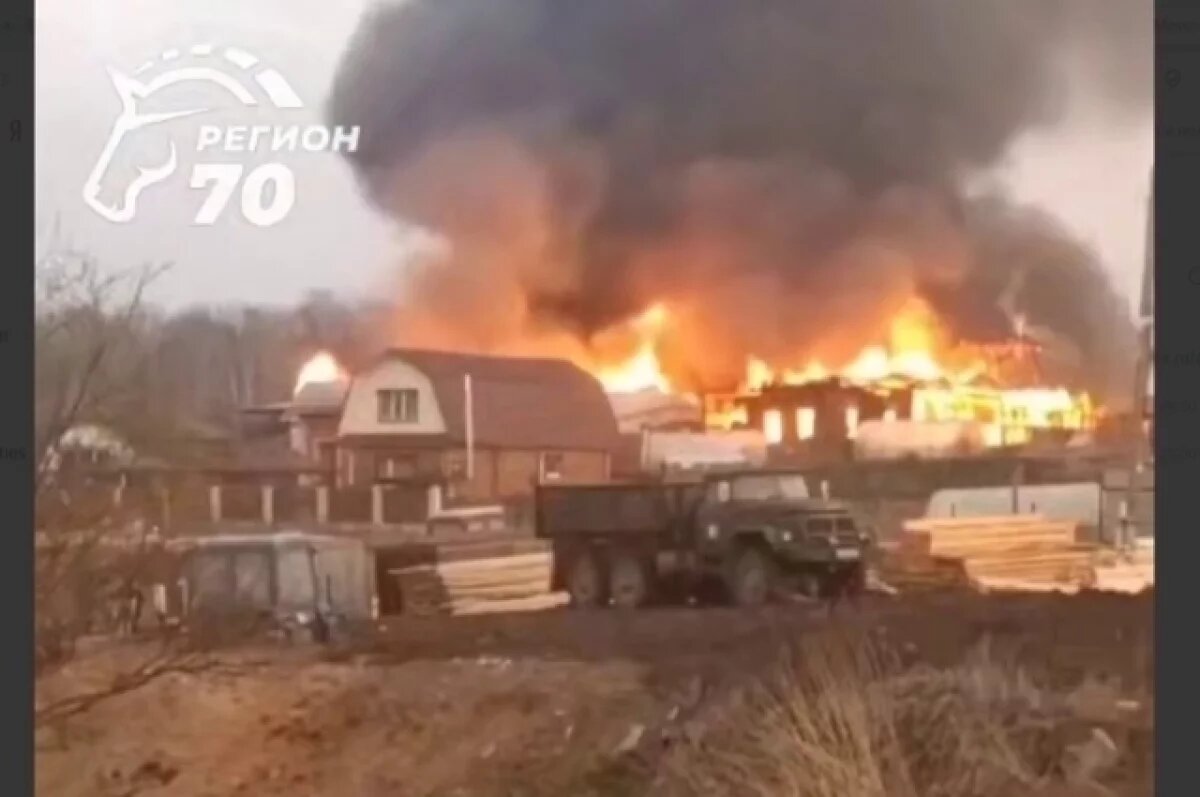    В Зоркальцево бушует пожар, есть пострадавшие