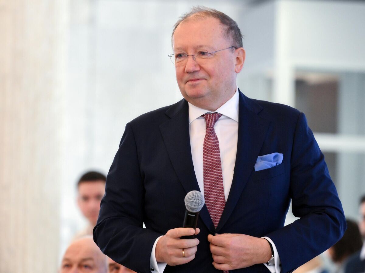    Заместитель генерального директора Международной медиагруппы "Россия сегодня" Александр Яковенко выступает на открытии фотовыставки "Восстановление Европы" в Президентской академии в Москве© РИА Новости / Григорий Сысоев