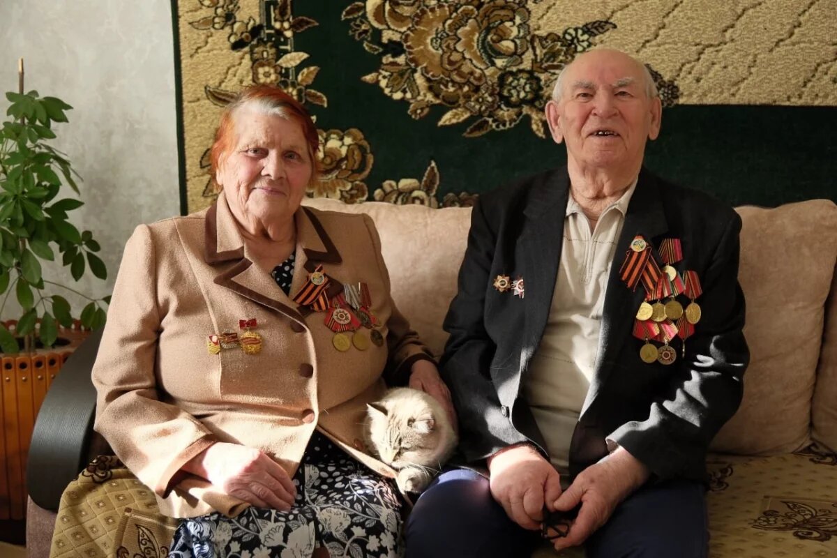    Их жизнь в раннем возрасте перевернула Великая Отечественная война. Он отправился на фронт в 18 лет, она тяжело трудилась в тылу.