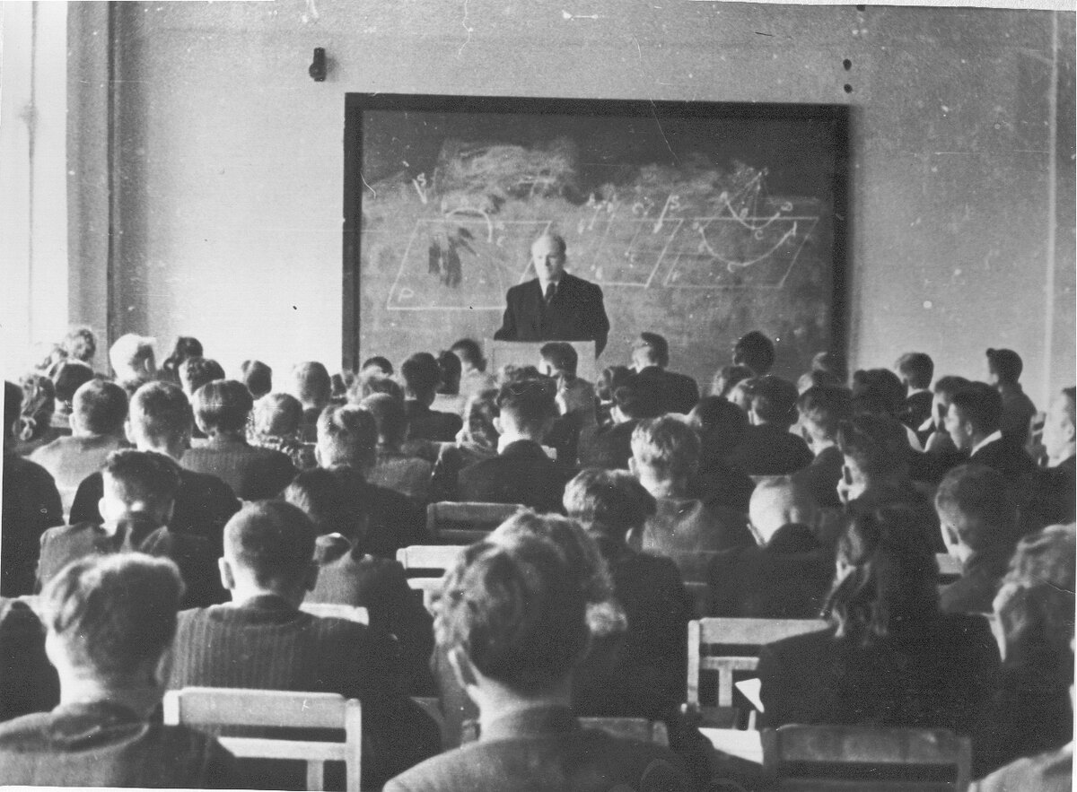 Самая первая лекция в Ижевском механическом институте 1 сентября 1952 года.