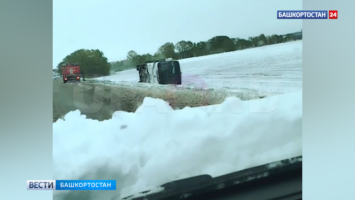    Под Уфой водитель пассажирского автобуса опрокинулся в кювет