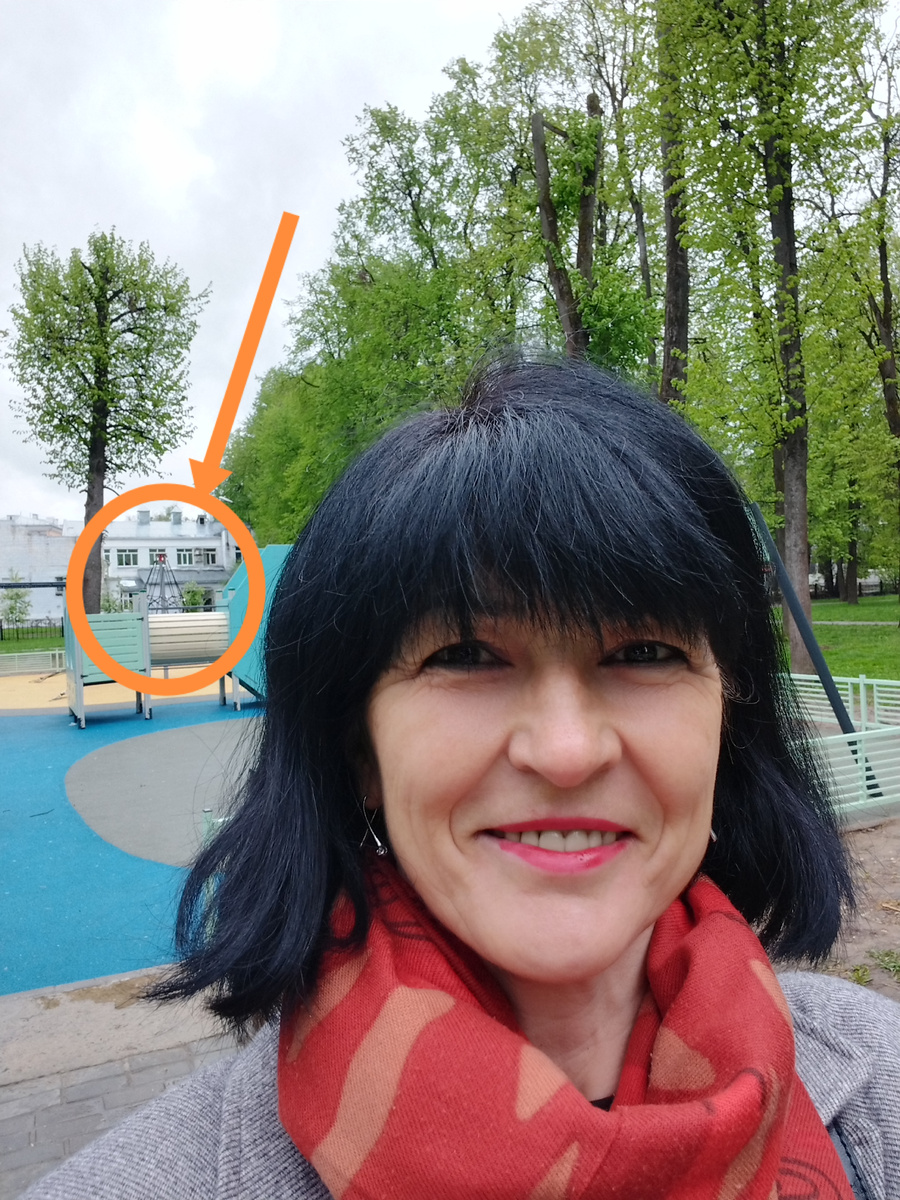 Окна зала, где мой партнер отрабатывает соло