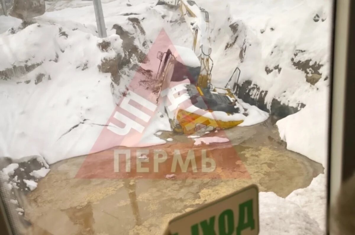    Очевидцы заметили экскаватор, утонувший в снегу и грязи на шоссе в Перми