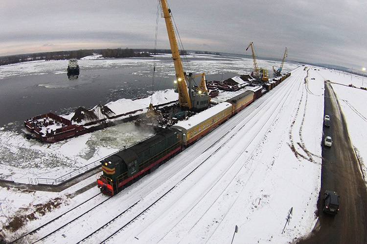    В декабре 2015 года в Свияжском мультимодальном логоцентре был завершен намыв песка и построена причальная стенка. В релизах миндортранса РТ фигурировала сумма строительства: 8 млрд рублей, из которых 6,5 млрд рублей выделил бюджет РФ.   
Фото: «БИЗНЕС Online»