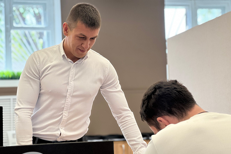    «Кто хотел уйти из-за патриотизма, уже давно ушли. Некоторые, кстати, приходят потому, что у них много знакомых и родственников ушло в последнее время на СВО».   
Фото: Станислав Шемелов