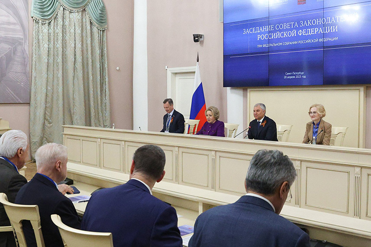    Заседание совета законодателей РФ — совещательного органа при Госдуме и Совете Федерации — посвятили вопросу, как обеспечить регионы квалифицированными медиками и учителями.   
Фото: council.gov.ru