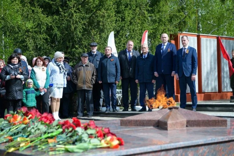    В Центральном парке посёлка Тюльган зажгли Вечный огонь Оренбуржье