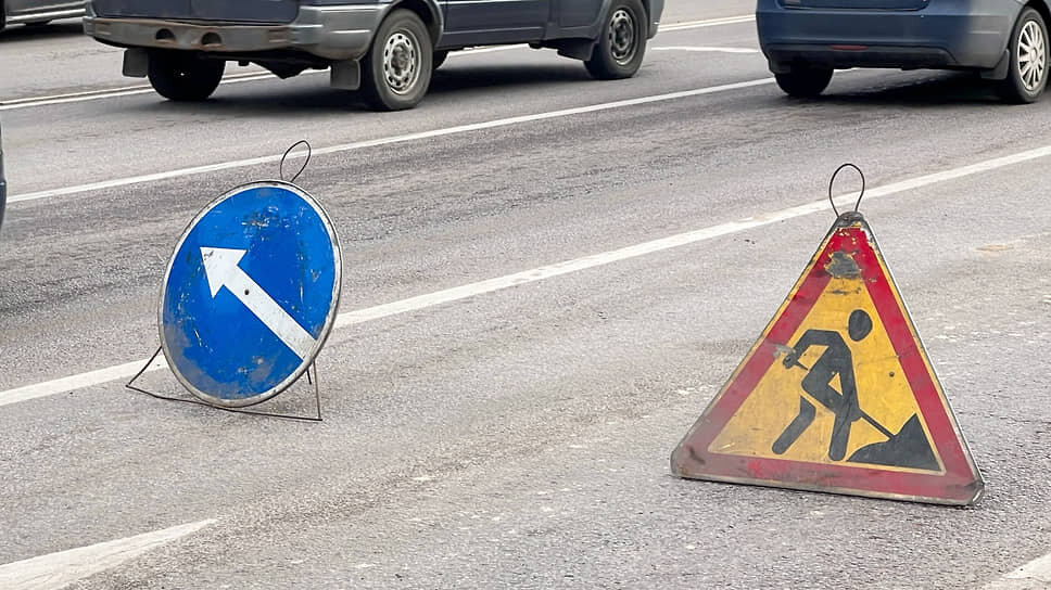 На М-7 рядом с Казанью временно ограничено движение для установки ворот.📷Фото: Игорь Елисеев / Коммерсантъ