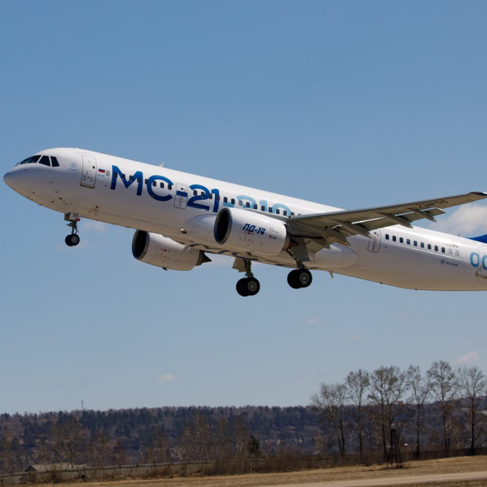 Опытный образец среднемагистрального МС-21 с новыми отечественными системами и агрегатами совершил первый полет. Тем самым был дан старт заводским доводочным испытаниям. На борту протестировали российскую авионику, системы электроснабжения, кондиционирования и другие. Об этом сообщили в пресс-службе Госкорпорации Ростех.