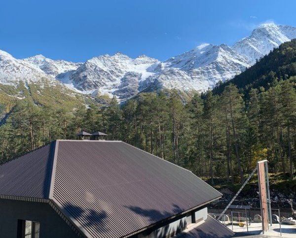 Вид из номера — почти всегда туман. Но иногда он раскрывался и перед глазами представала вот такая красота.