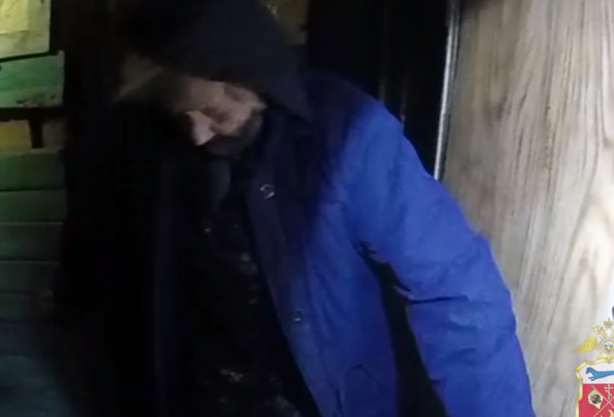    В Оренбургской области полицейские спасли спящую бабушку из задымленного дома