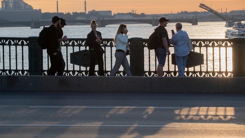    Группы туристов на Дворцовом мосту. Автор фото: Ермохин Сергей