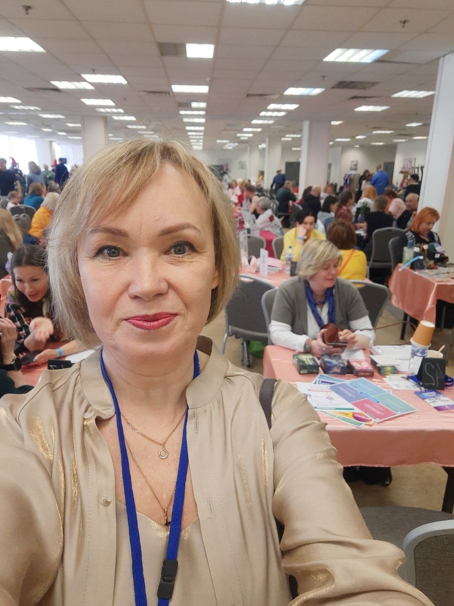 ✨ Много лет назад я думала: чтобы продавать в онлайне, нужно просто «быть собой», делиться, писать посты и ждать.

Так я и делала. Два года.
И знаете, что произошло?
Ничего.

📉 Ноль заявок. Ноль продаж.
Зато — обида, выгорание и ощущение: «Я, наверное, не подхожу для онлайна».

🧩 Но это была не правда.
Я просто делала всё без системы. Надеялась на случай. На "чудо".

🔁 Перелом случился, когда я сказала себе:
"Ира, хватит ждать. Давай построим путь".

Я собрала свои знания, опыт, трансформации и оформила в понятную структуру.
Создала продукт. Обозначила этапы. Начала говорить с аудиторией по-другому.

🎯 И — это сработало.
Продажи пошли. Стабильно. С удовольствием. Без страха.

Теперь я не просто "в онлайне".
Я в системе, которую передаю другим.

🔸 Если ты сейчас чувствуешь, что застряла — знай, ты не одна.
Из этого есть выход и понятный путь. Я его прошла.

💬 Расскажи, как у тебя? Тоже ждала продаж годами?