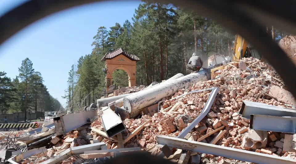    Снос особняка семьи Черномырдиных в Бийске. Источник: Сергей Кулыгин