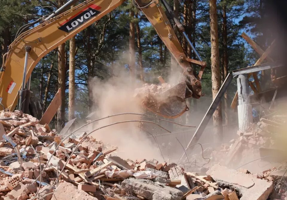    Снос особняка семьи Черномырдиных в Бийске. Источник: Сергей Кулыгин