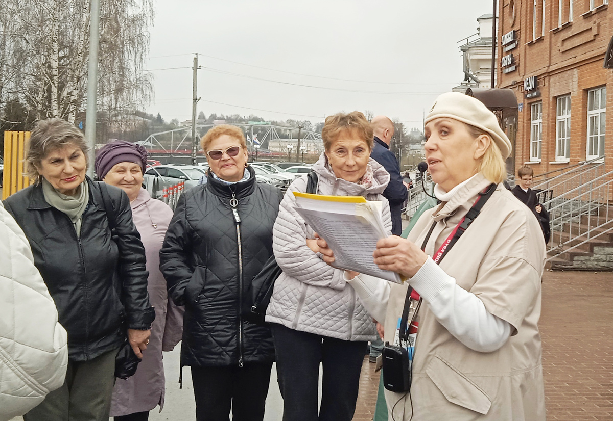 Интересный рассказ Натальи Филипповой (справа) отражался эмоциями экскурсантов