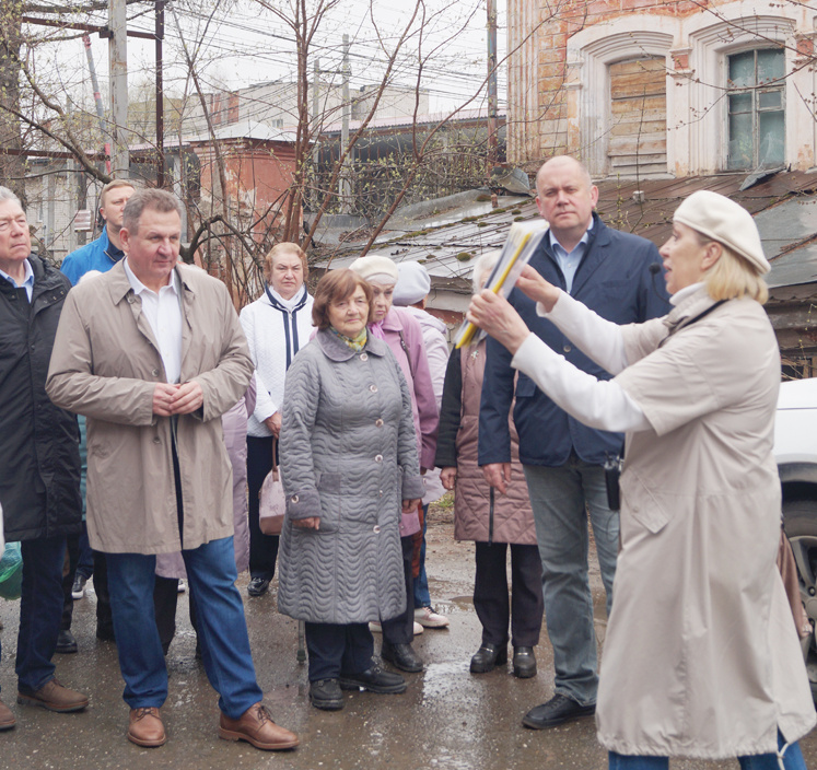 Участники экскурсии возле главных зданий в судьбе Агеевых: у особняка Фоминского (сверху) и особняка Кузнецова