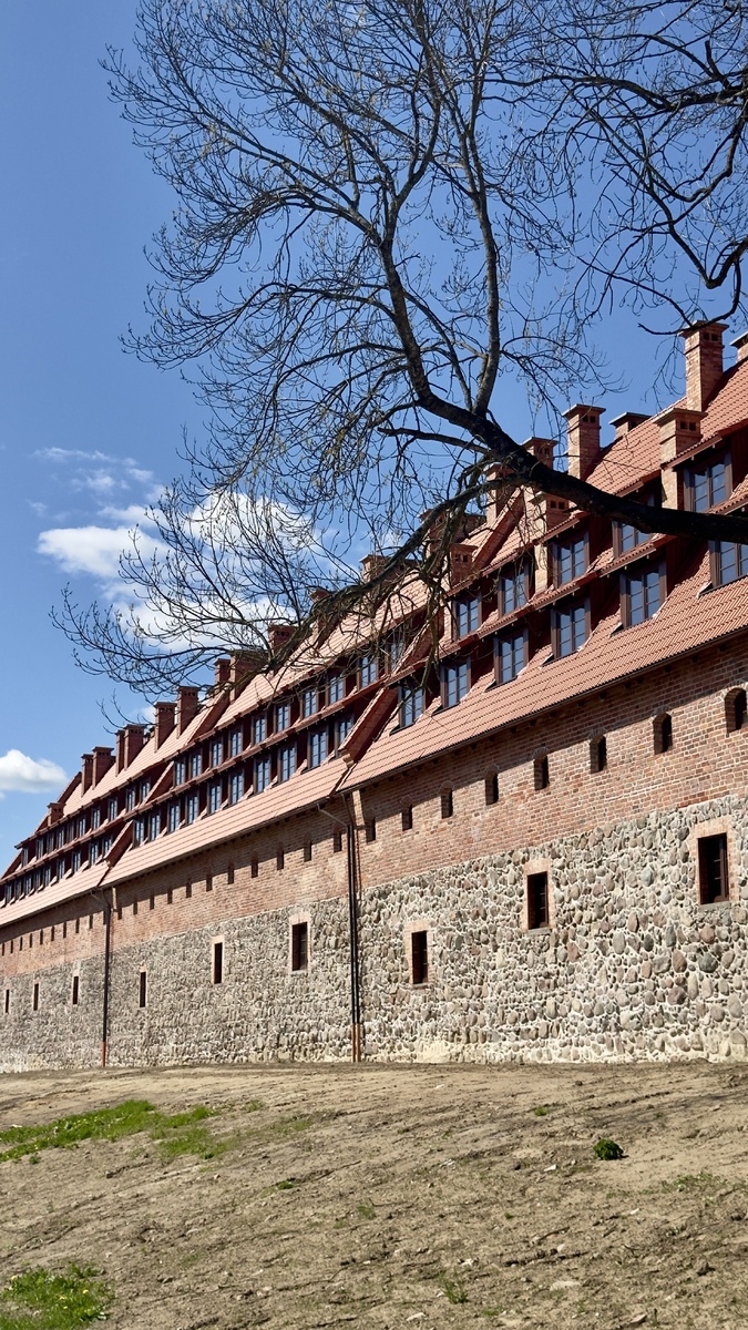 В основании форбурга замка валунная кладка 