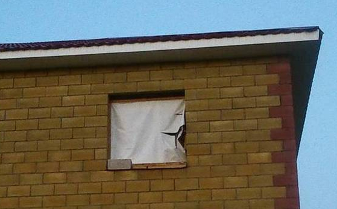 Вот сюда, во временно заделанный проём окна моего строящегося дома, и влетело предупреждение от Перуна - шаровая молния!