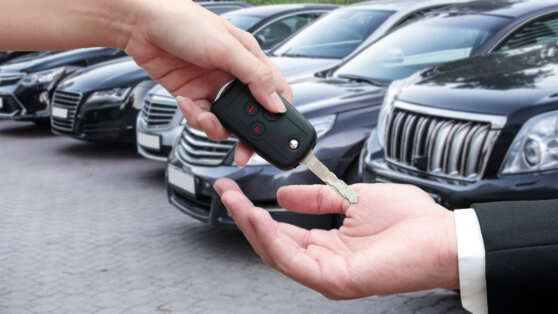    Постановку автомобиля на учет по доверенности признал законной Верховный суд РФ ©Коллаж / Shutterstock/Fotodom