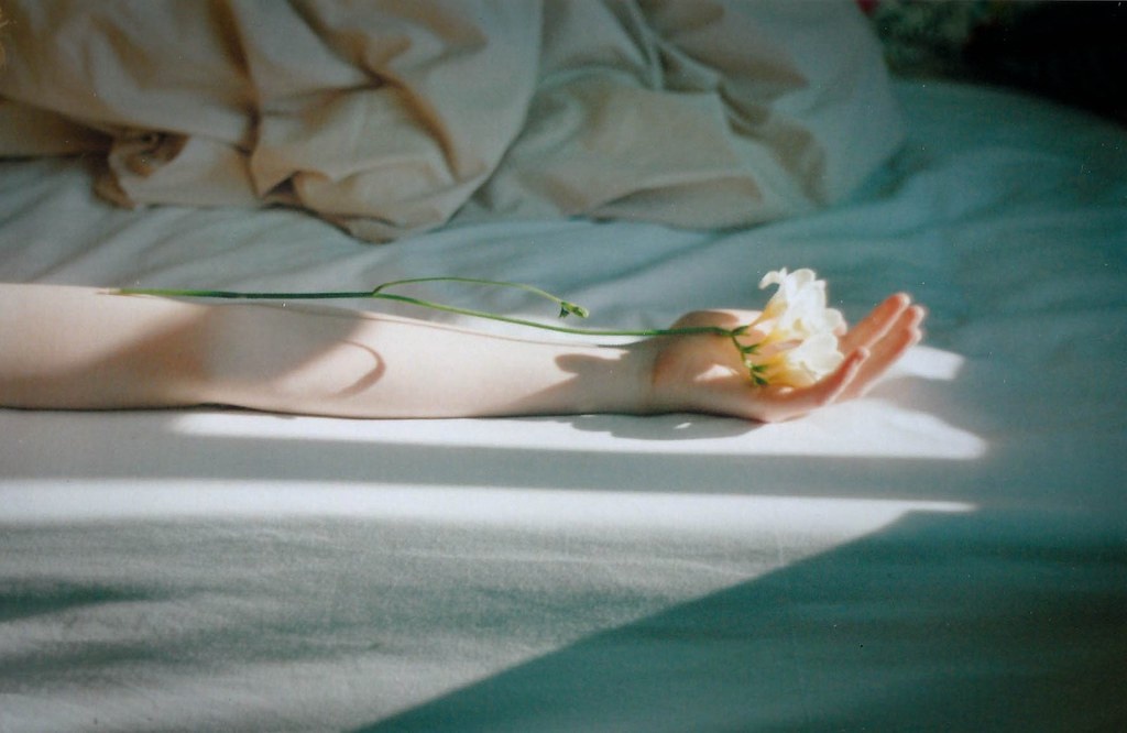 рука девушки в лучах солнца. фотограф Марат Сафин https://vk.com/maratneva?from=groups