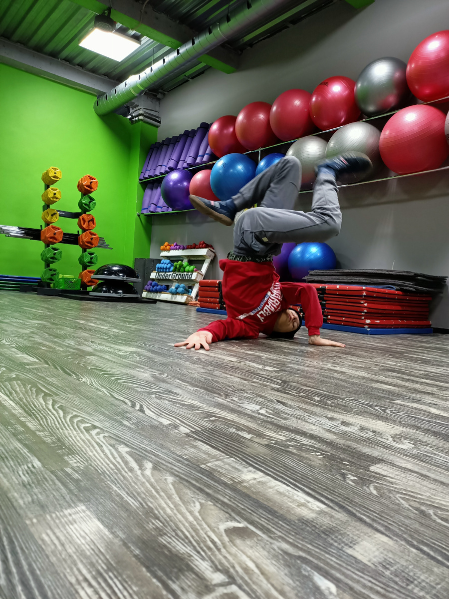 Танцы в стиле брейкданс 