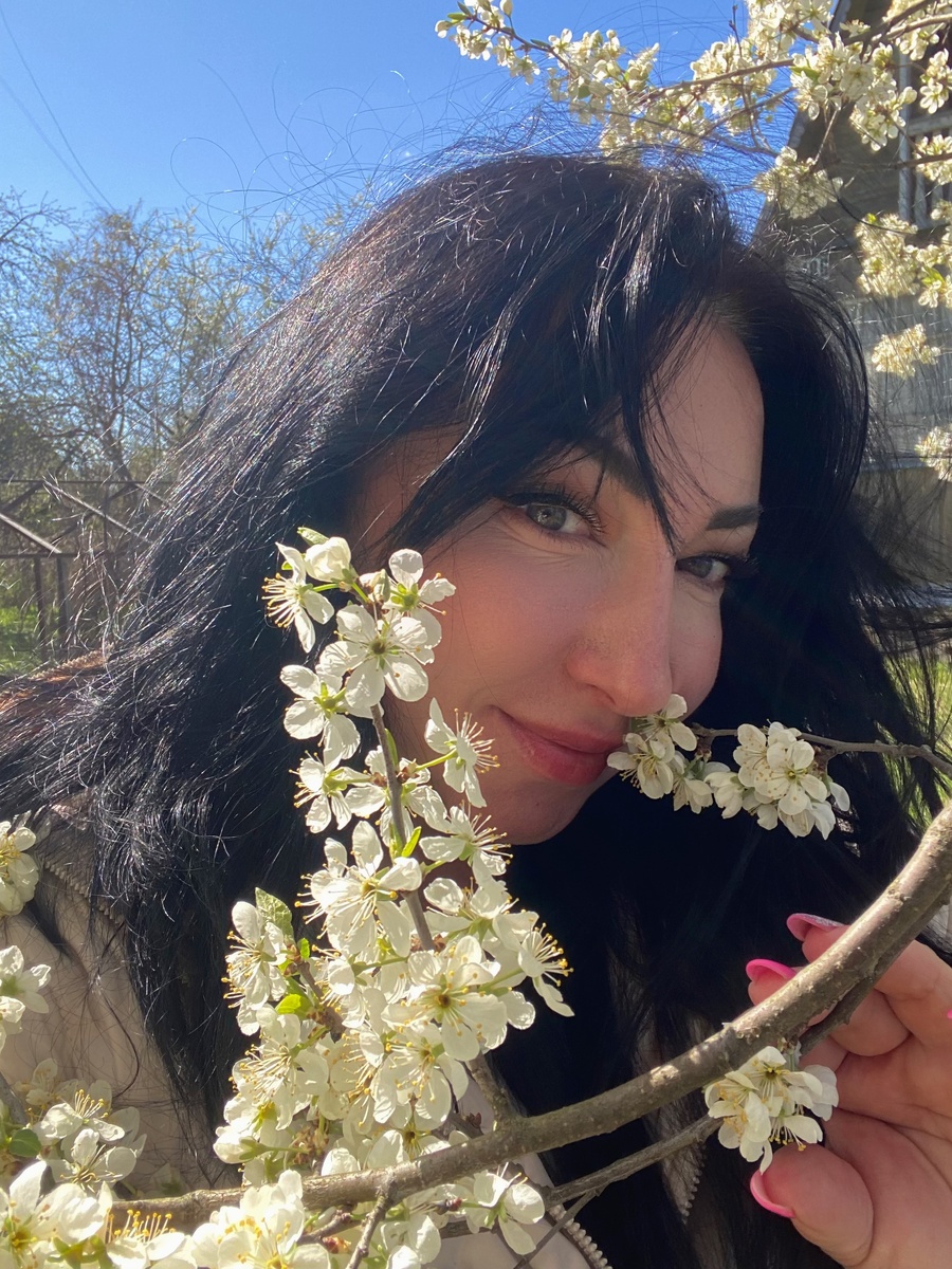 С цветущей сливой повыпендривалась! Следующая на очереди - сирень!! 